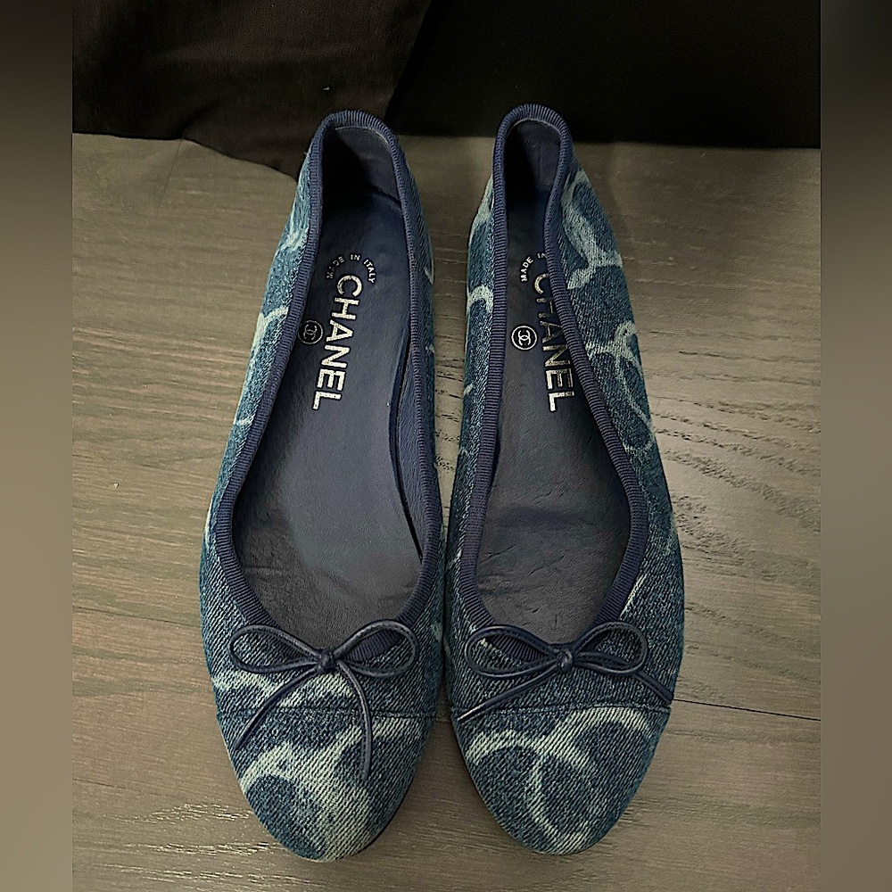 Chanel denim ballerina flats. Size 37. Printed denim dark blue and white color.